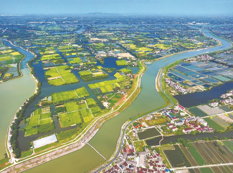 10月5日航拍的蕪湖市灣沚區(qū)花橋鎮(zhèn)橫崗社區(qū)，村莊、水系、道路和田野交相輝映。近年來，灣沚區(qū)持續(xù)加快農(nóng)村水利和“四好農(nóng)村路”建設(shè)，使廣大群眾在美麗鄉(xiāng)村中享有更多獲得感、幸福感。 本報通訊員 王玉實(shí) 王 勇 攝.jpg